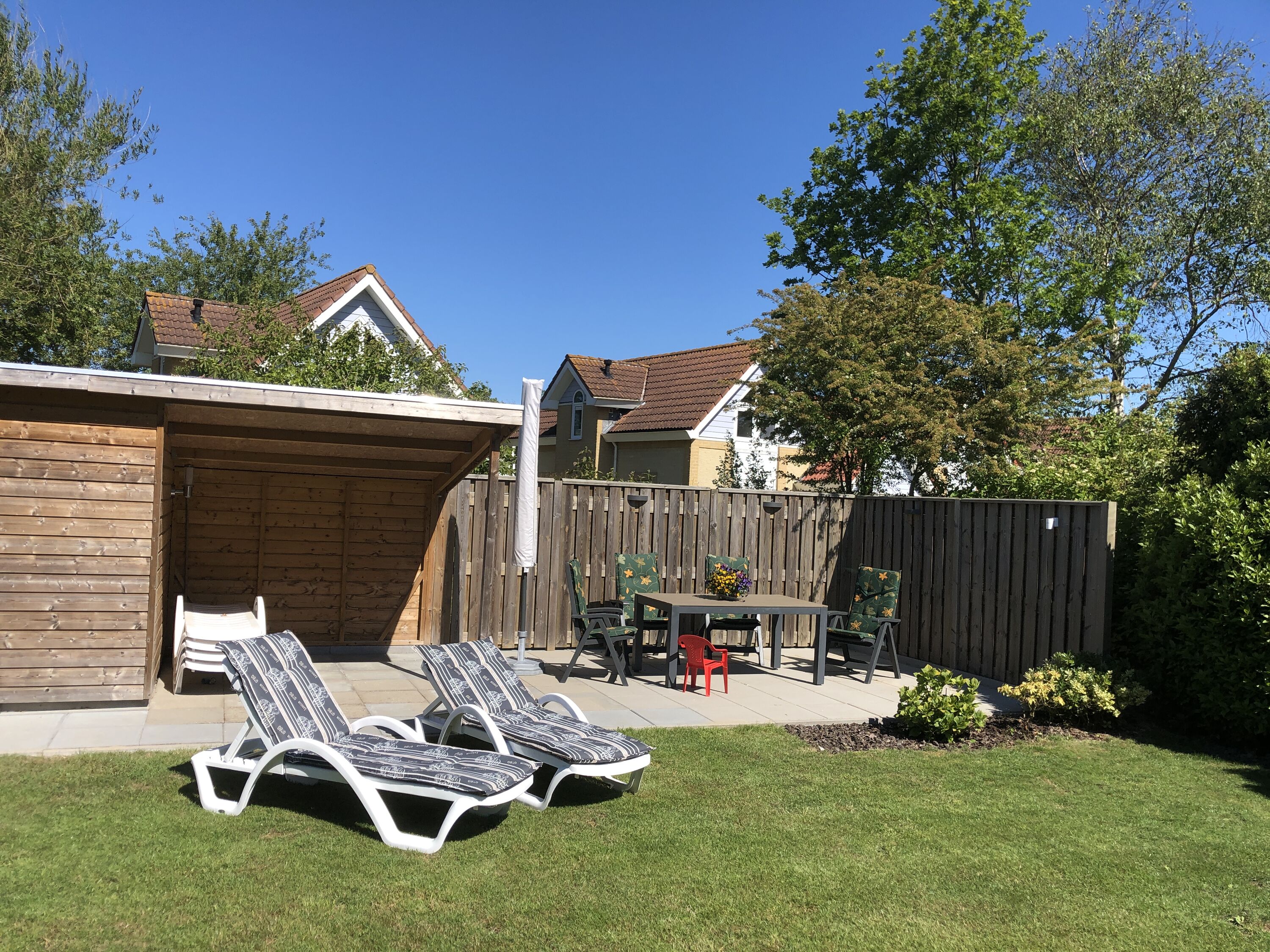 2. Terrasse Morgen-/Mittagsonne geniessen ca. 25 m²