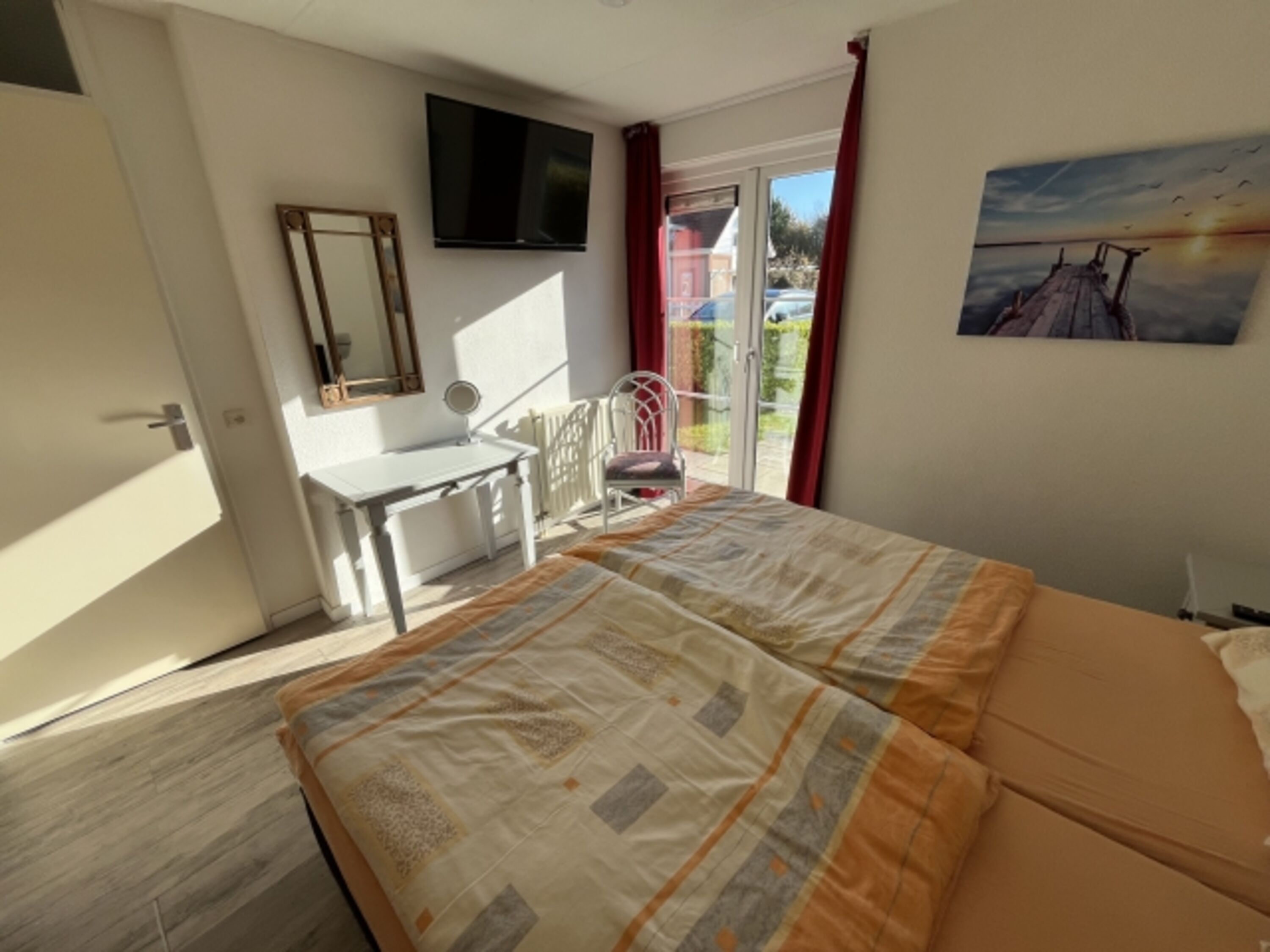 EG: SZ mit Boxspringbetten jeweils 90x200 cm