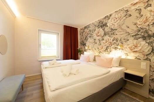 Schlafzimmer mit Doppelbett