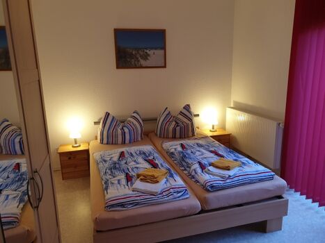 Schlafzimmer mit Doppelbett