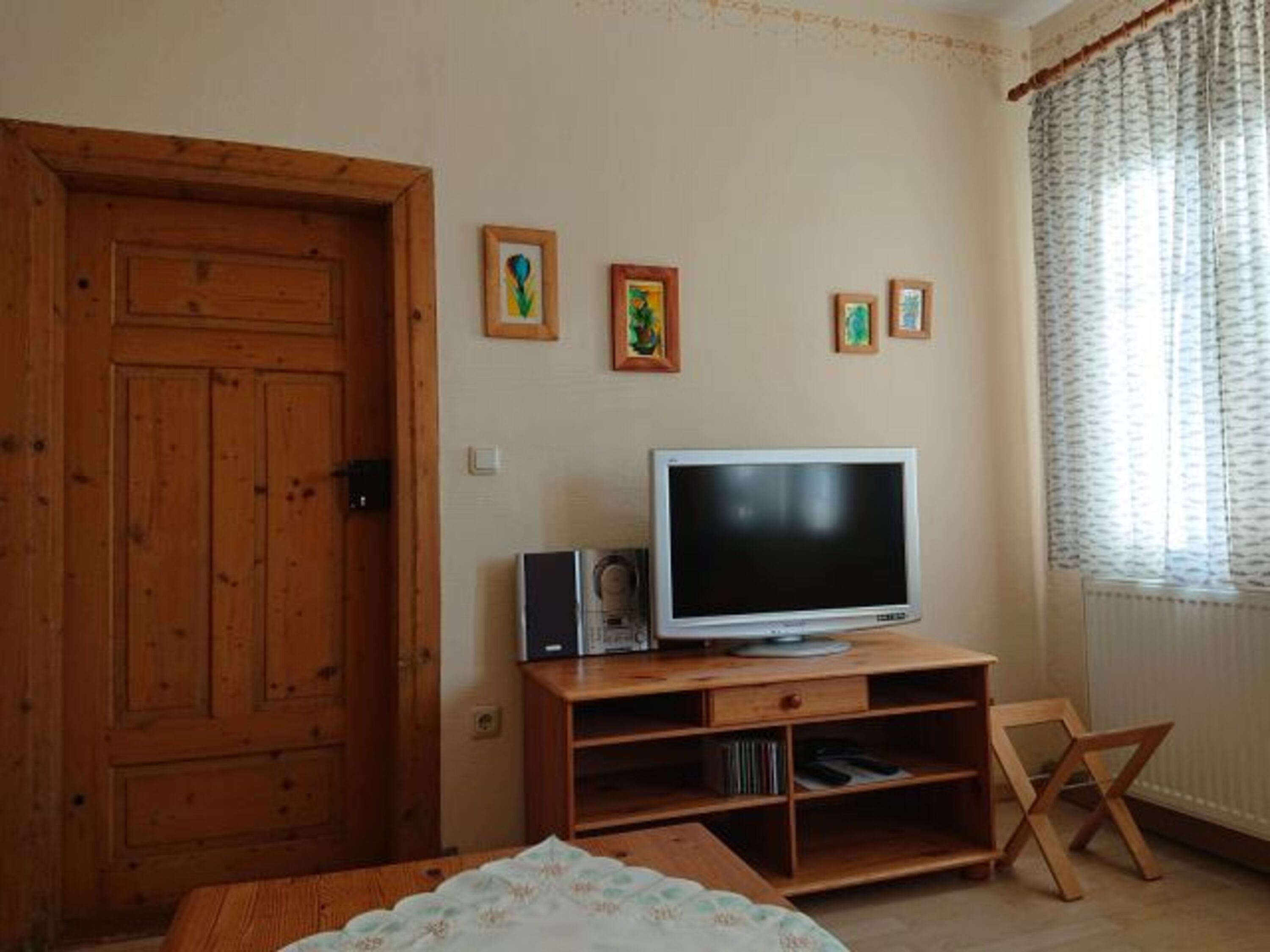 Wohnzimmer mit TV / Radio / Player