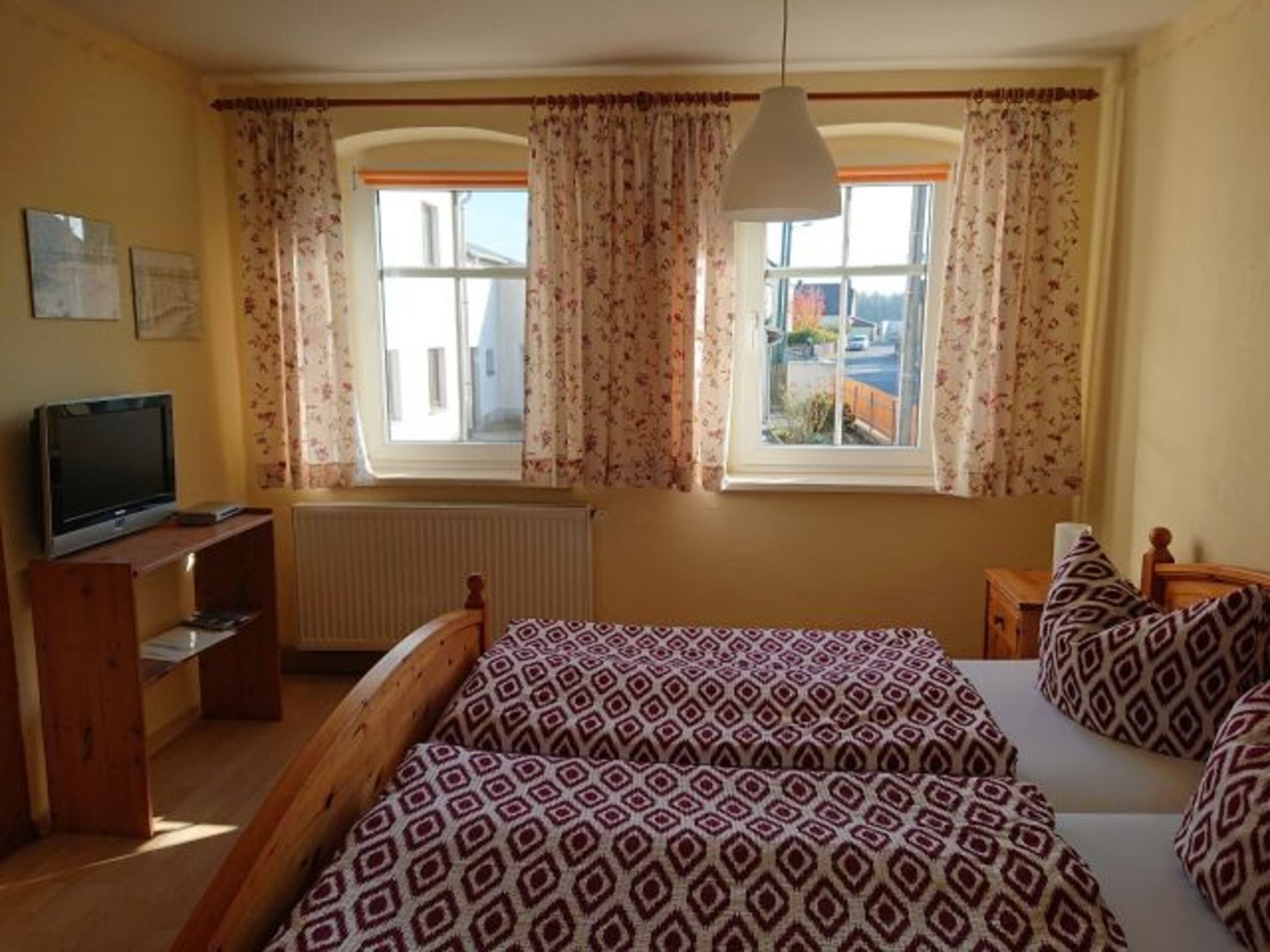 Schlafzimmer "Sonne" mit Doppelbett und TV