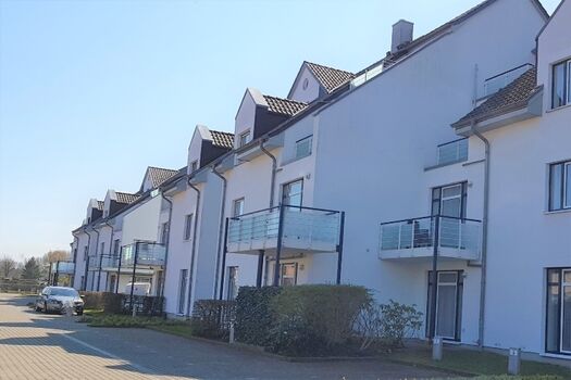  PKW Stellplätze vor den Häusern