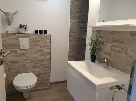 Bad mit Dusche, WC, Waschbecken, Föhn