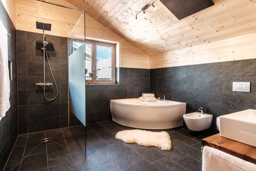 Bad im Obergeschoss mit Whirlpoolwanne