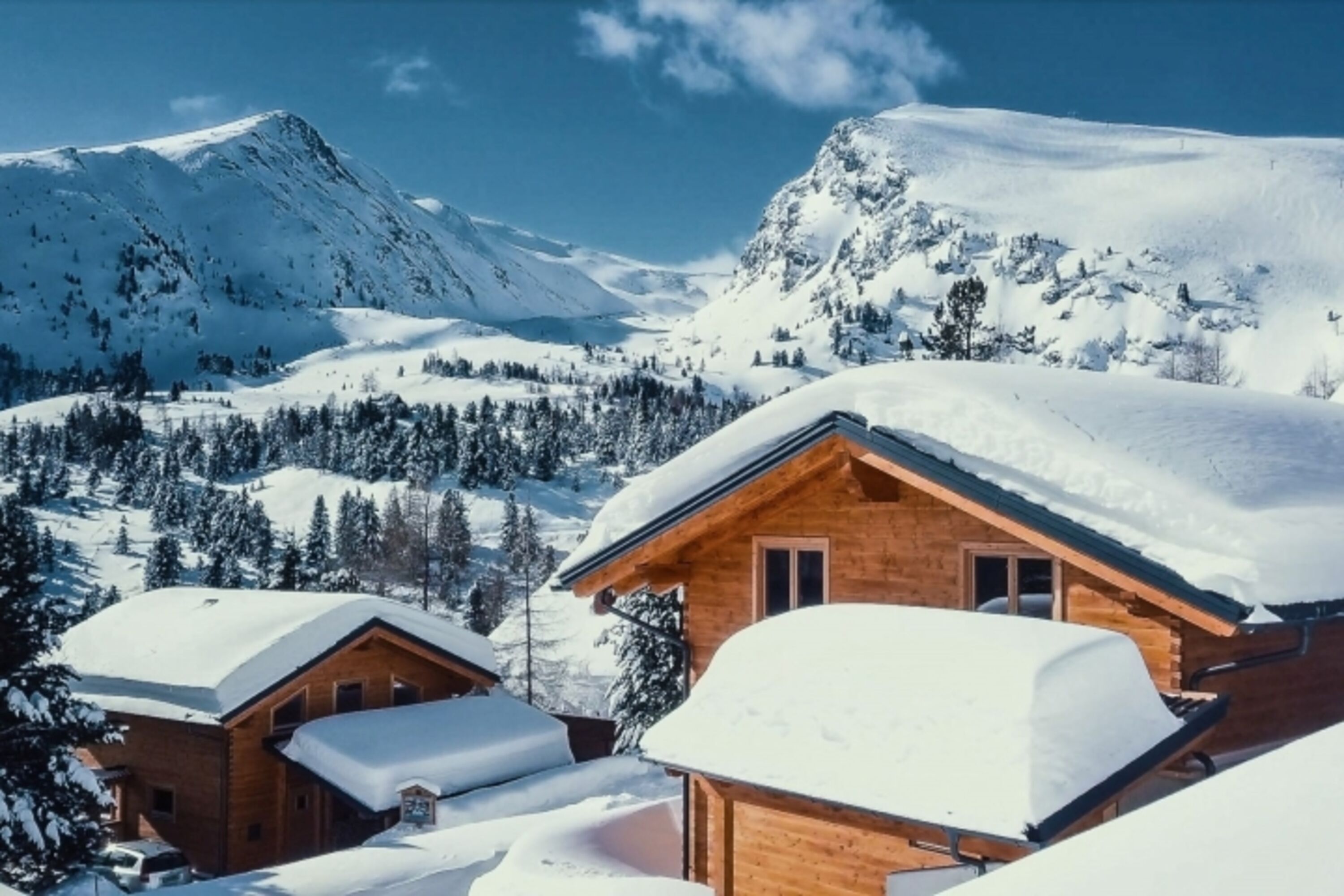 Blick von der Loipe auf die Chalets