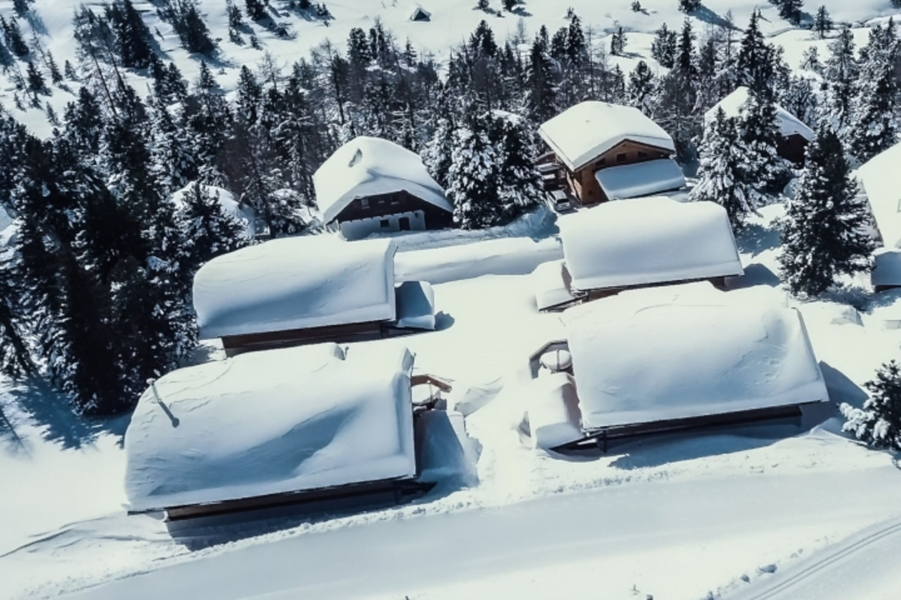 Drohnenaufnahme Bergwinter Chalets Winter 