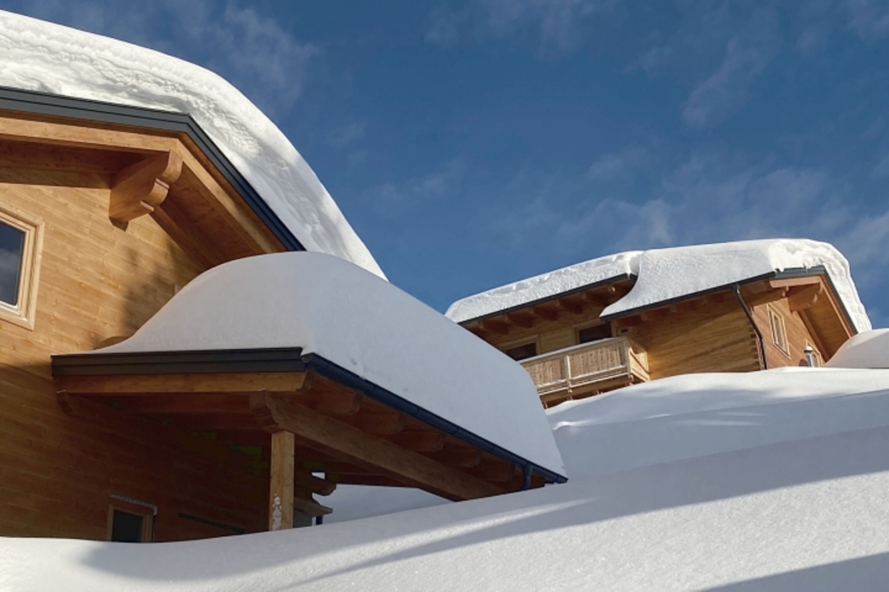 Blick von unten auf die Bergwinter Chalets