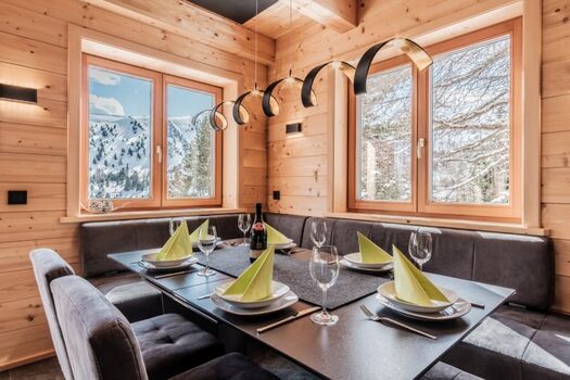 Esstisch mit Ausblick in die Berge