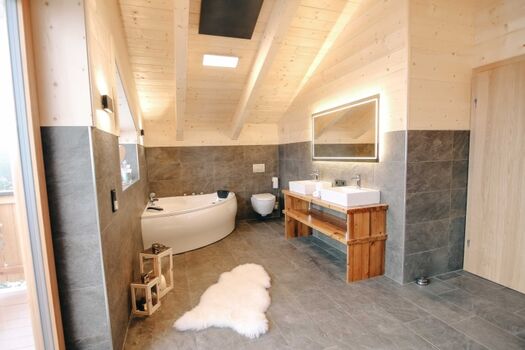 Wellnessbadezimmer mit Whirlpoolwanne