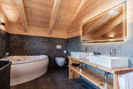 Doppelwaschtische Wellnessbad OG und Whirlpoolwanne
