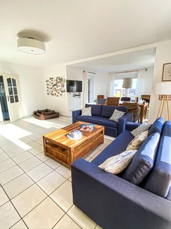 Ein großer Wohnraum mit Essbereich