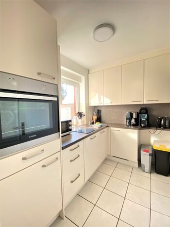 Helle moderne Küche