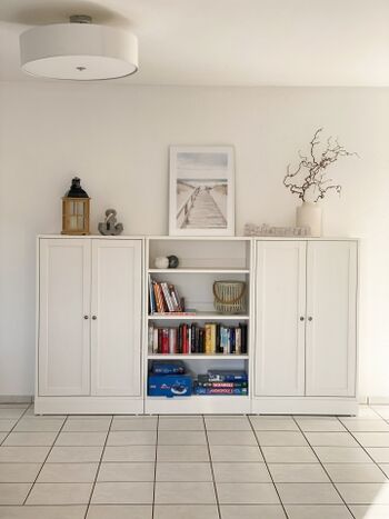 Im Wohnzimmer sind Bücher, Spiele und DVDs