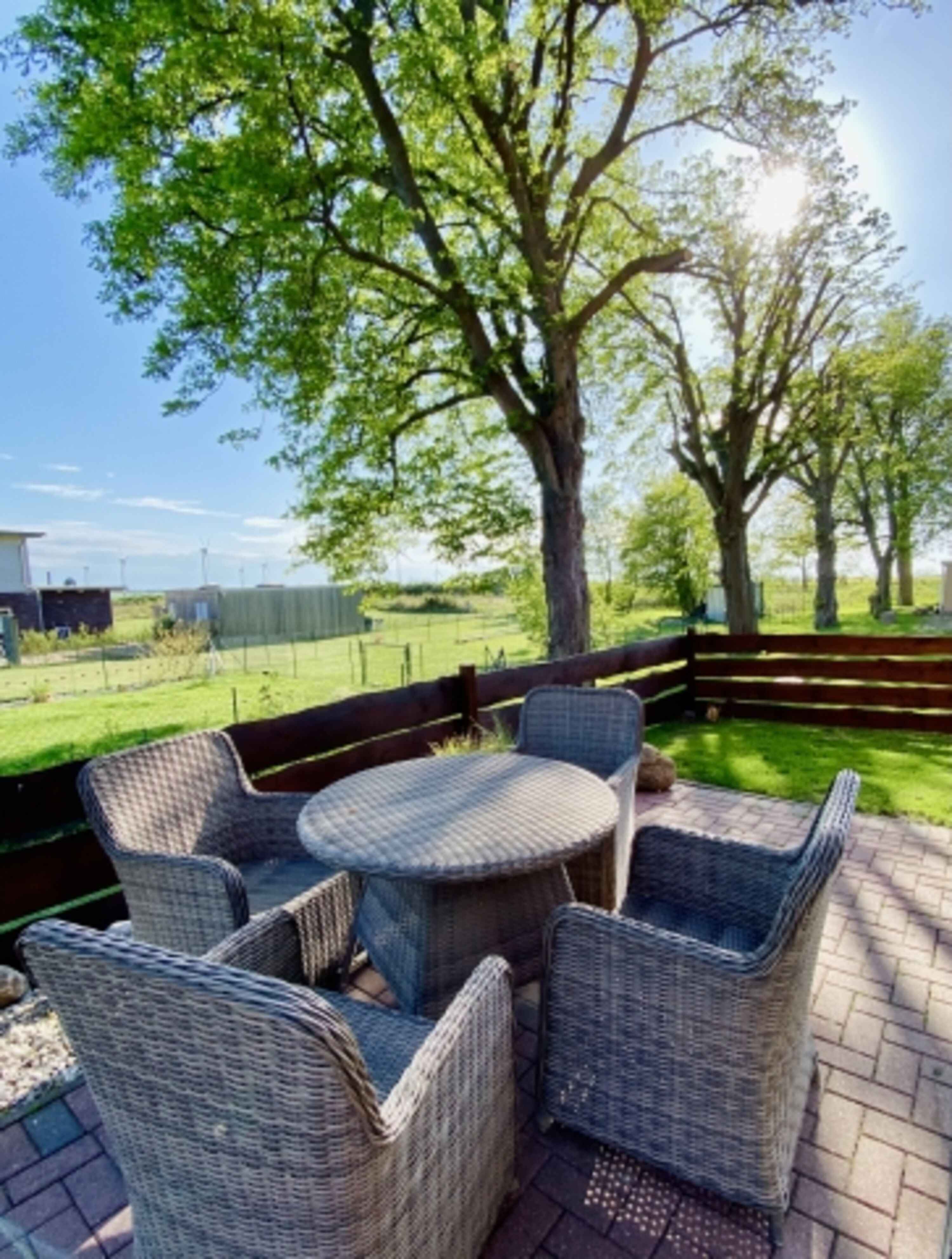 Gemütliche sonnige Terrasse
