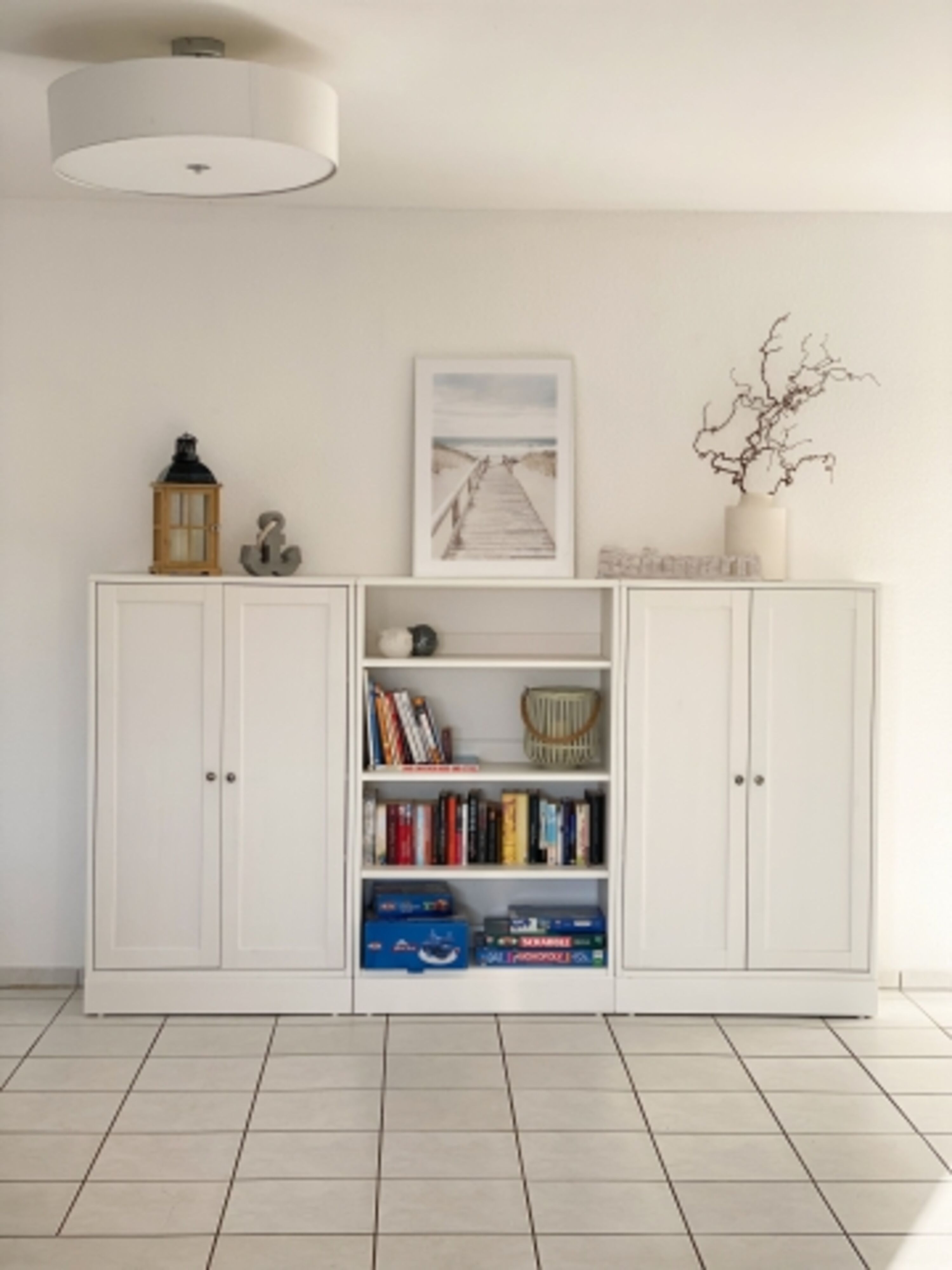 Im Wohnzimmer sind Bücher, Spiele und DVDs