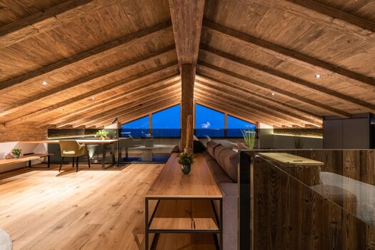 Galerie mit Sitzecke, Leseecke und Arbeitsplatz