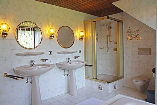 Das Bad mit Dusche ....