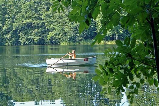Ob mit dem Ruderboot, auf einer Luftmatraze paddelnd oder als Schwimmer: Der Krummsee ist ein idealer Badesee für Mensch .... (Eigenes Urlaubsbild)