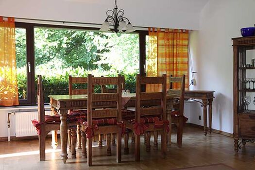 Das Eszimmer. Im Mai blühen die Rhododendren vor dem Fenster in verschiedenen Farben