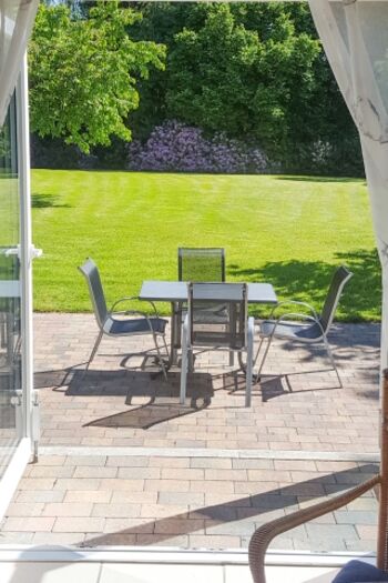 Die Diele bietet einen direkten Zugang zur hinteren Terrasse und dem sich daran anschließenden Teil des Gartens.