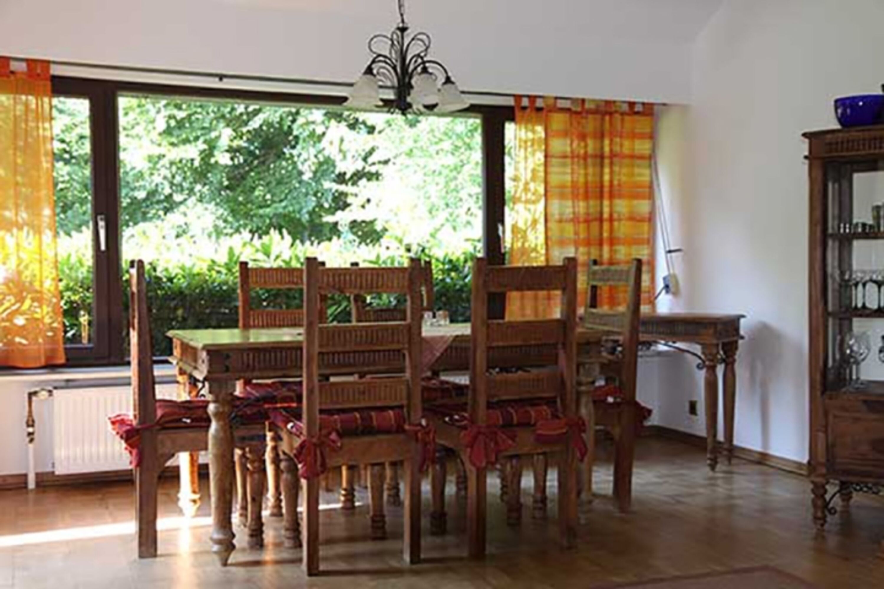 Das Eszimmer. Im Mai blühen die Rhododendren vor dem Fenster in verschiedenen Farben