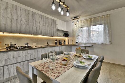 Küche mit Essbereich