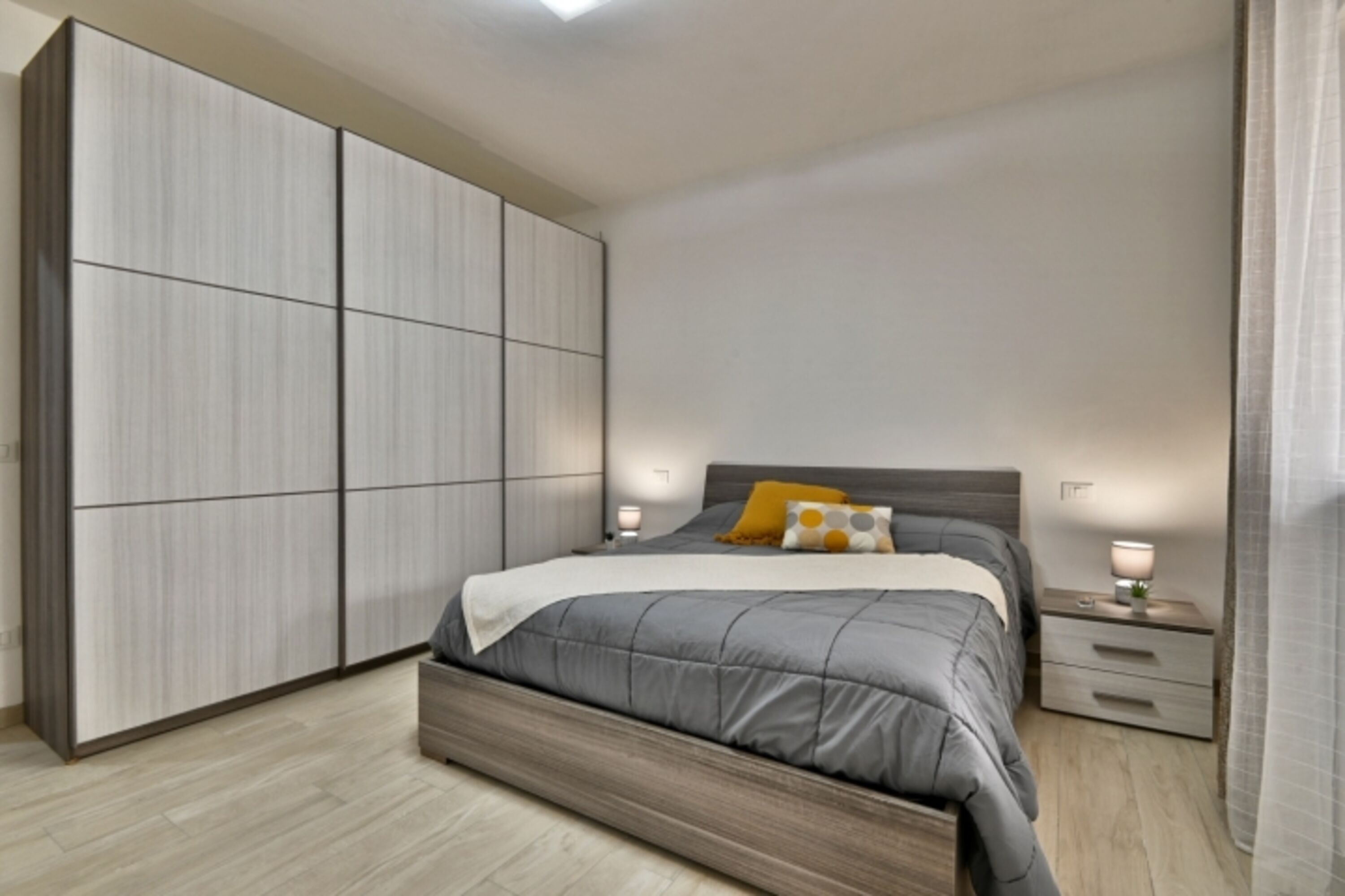 Schlafzimmer mit Doppelbett