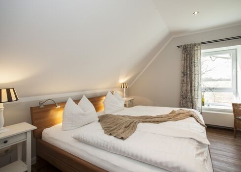 Schlafzimmer mit Doppelbett