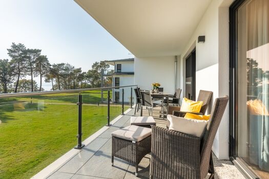 hochwertiges Mobiliar auf der Sonnenterrasse