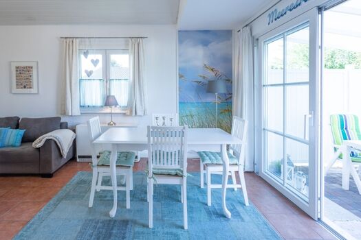 Biike - Wohn und Essbereich mit direktem Zugang zur Terrasse 