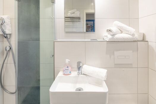 Biike -  Kleines modernes Badezimmer