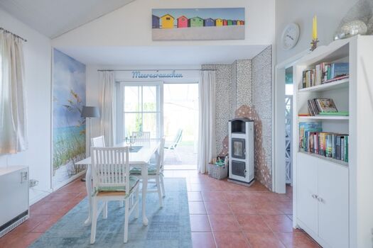 Biike - Wohnbereich mit kleinem Kaminofen der ein wohlige Wärme spendet 