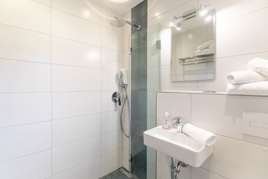 Biike -  Kleines modernes Badezimmer