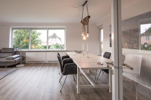 Wattläufer - Wohn und Essbereich mit Blick in den Garten 