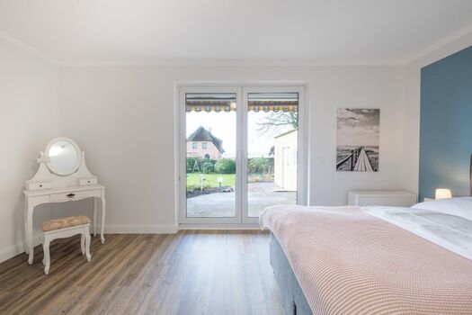 Wattläufer - Hauptschlafzimmer mit Zugang zur Terrasse