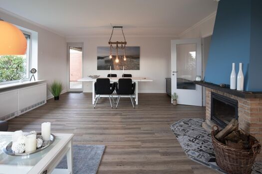 Wattläufer - Wohn und Essbereich mit Kamin der eine behagliche Wärme spendet 