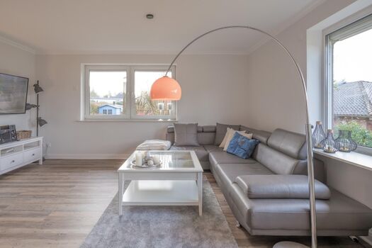 Wattläufer - Gemütliches Wohnbereich mit großem Ecksofa und Flat-TV