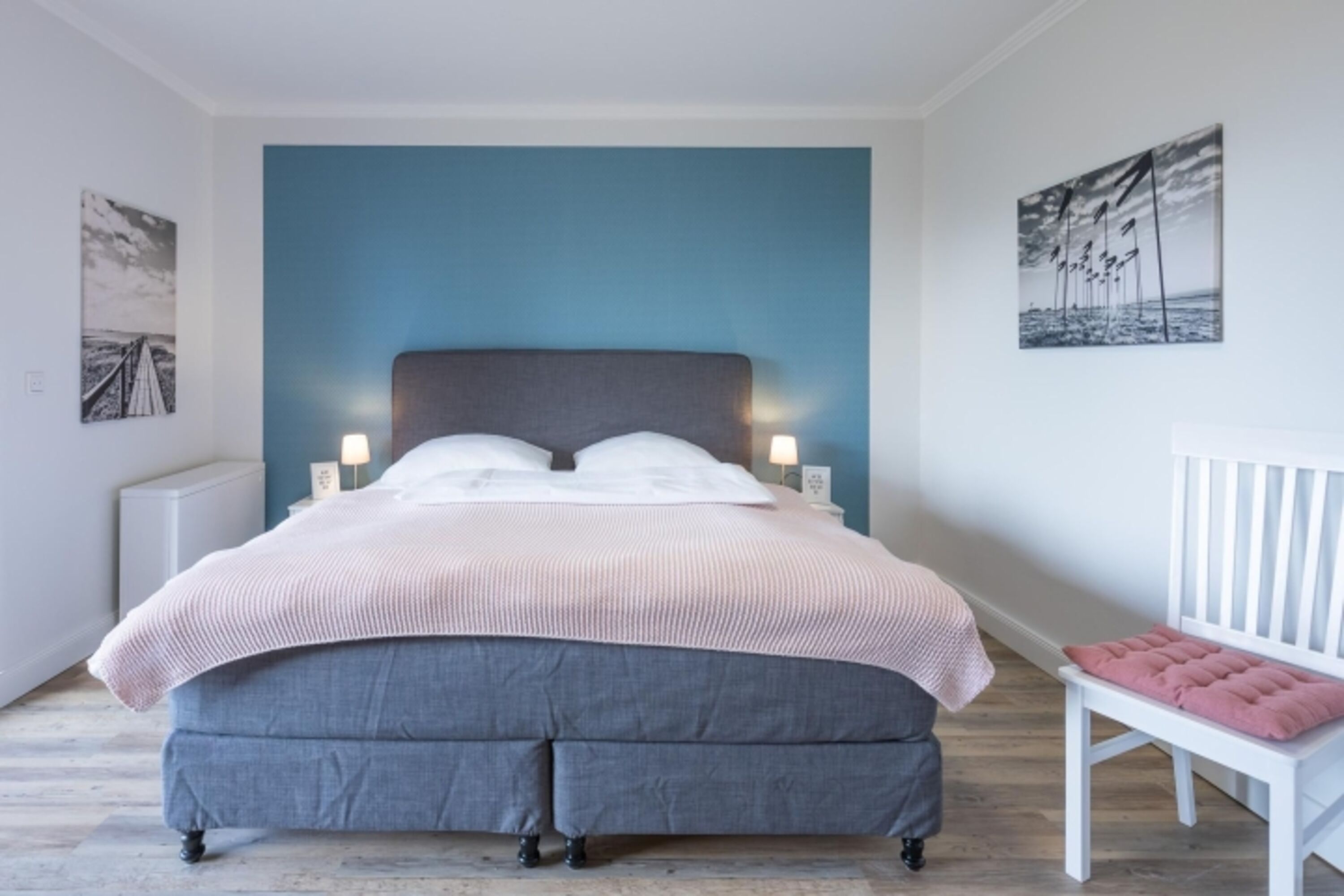 Wattläufer - Hauptschlafzimmer mit großem Boxspringbett 