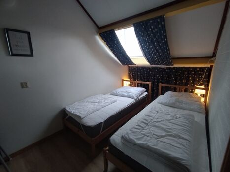 Schlafzimmer OG mit 2 Einzelbetten, TV und Kleiderschrank