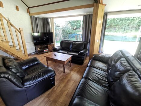 bequeme Sofas   großer TV im Wohnbereich