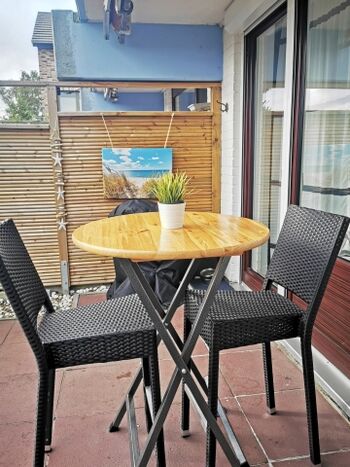 auf Auf den Hochstühlen kann man das Meer wunderbar sehen