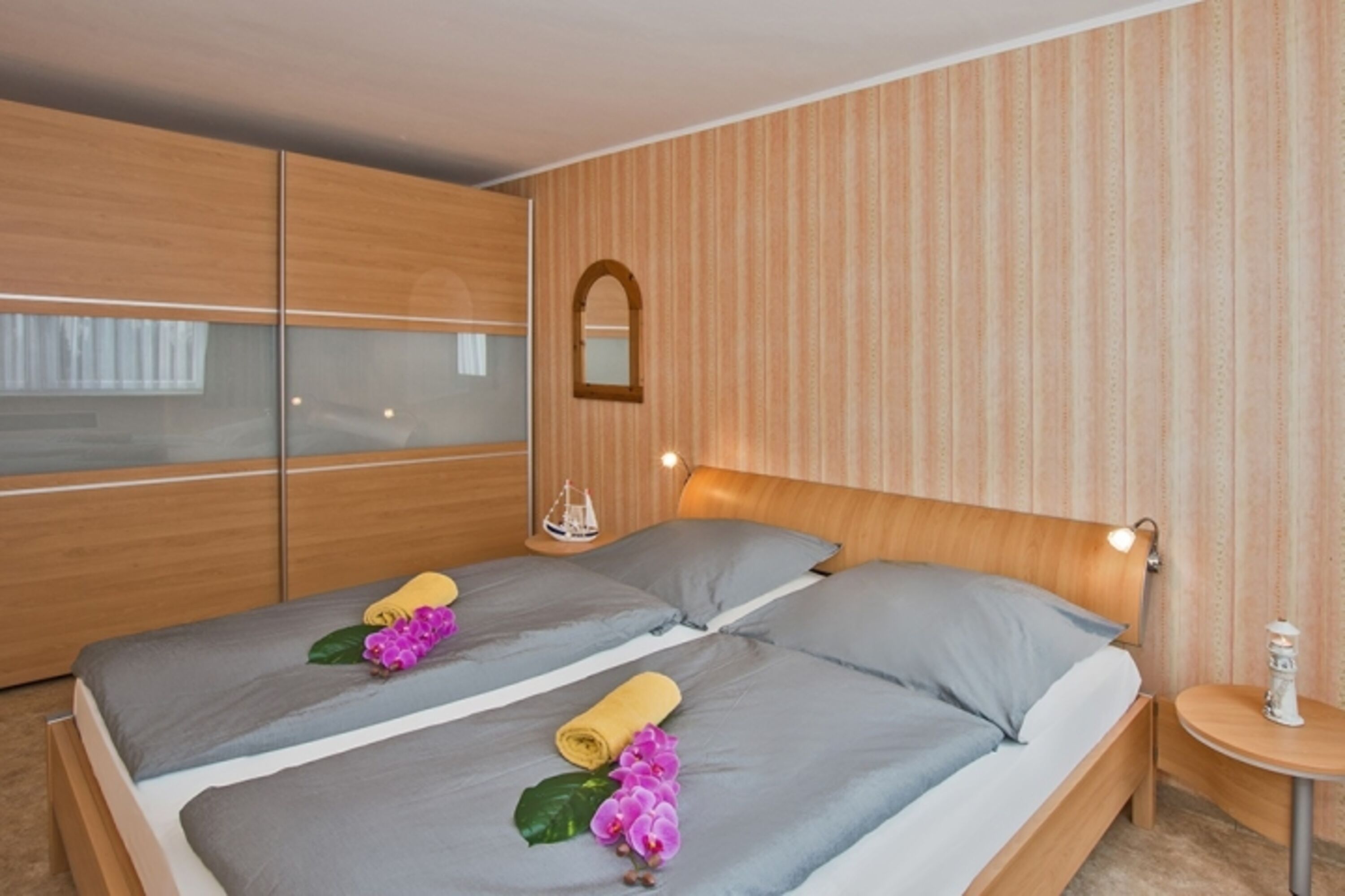 Schlafzimmer mit Doppelbett