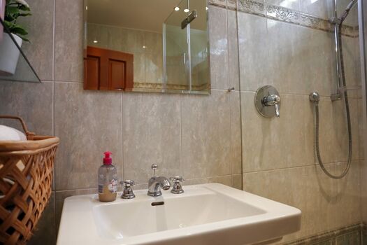 Bad 2 mit Dusche und WC