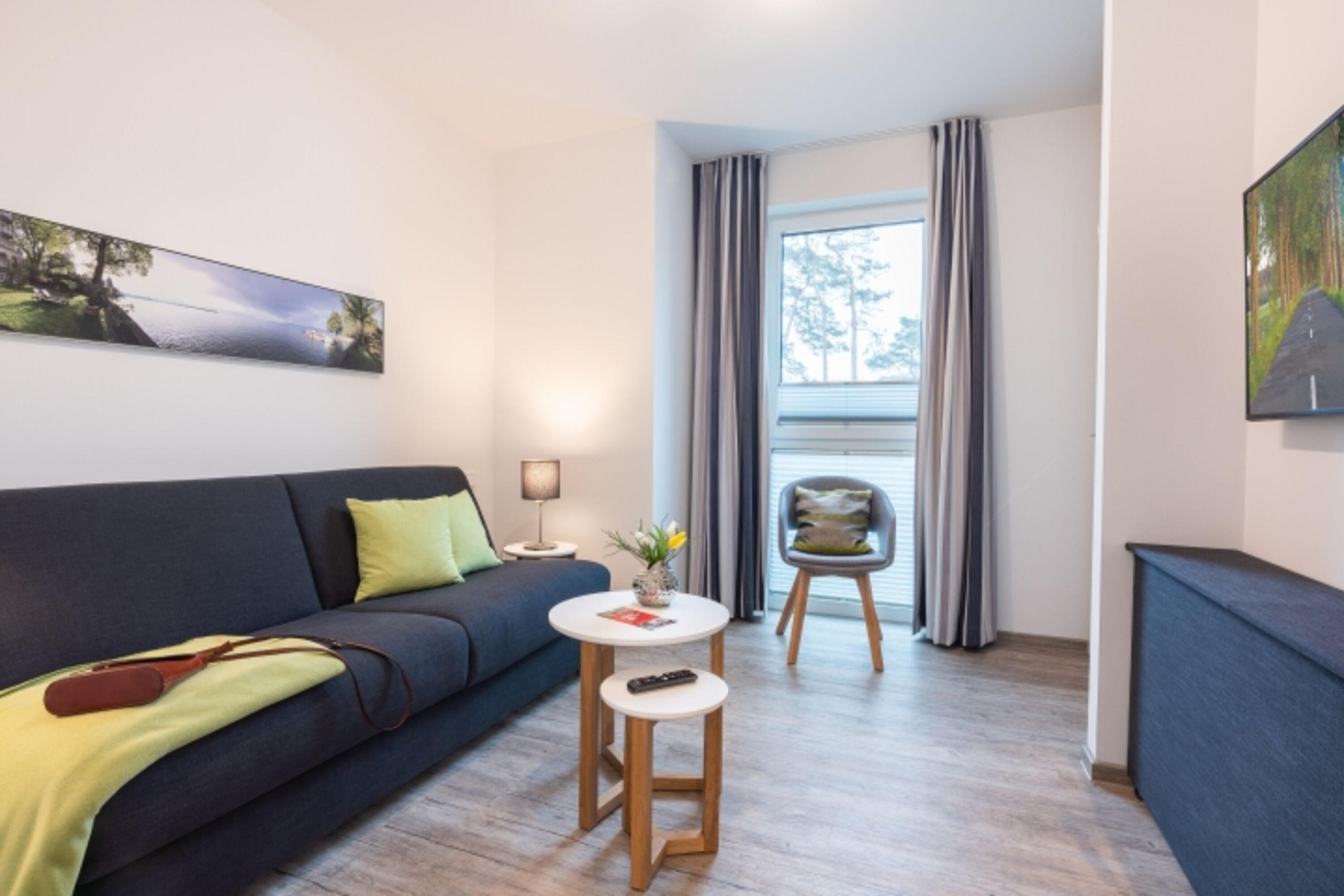 Gästezimmer mit Luxus-Schlafcouch und TV