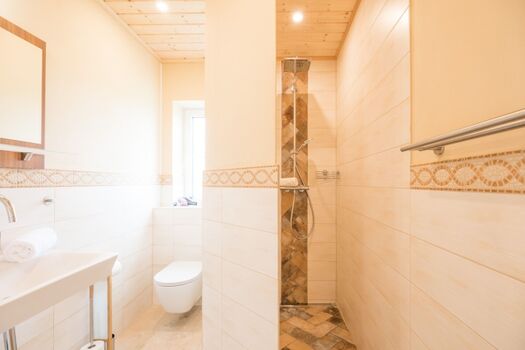 Lillebror - Kleines Badezimmer mit begehbarer, ebenerdiger Dusche