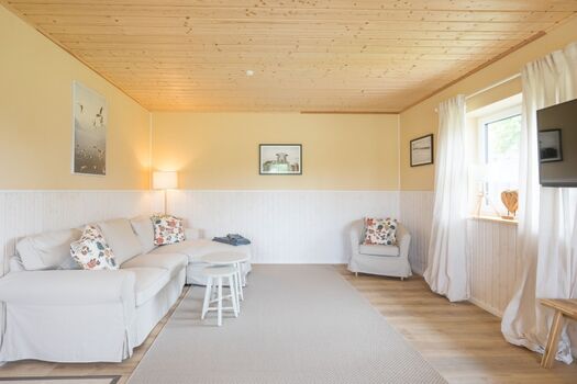 Lillebror - Gemütlicher Wohnbereich mit großem Flat-TV