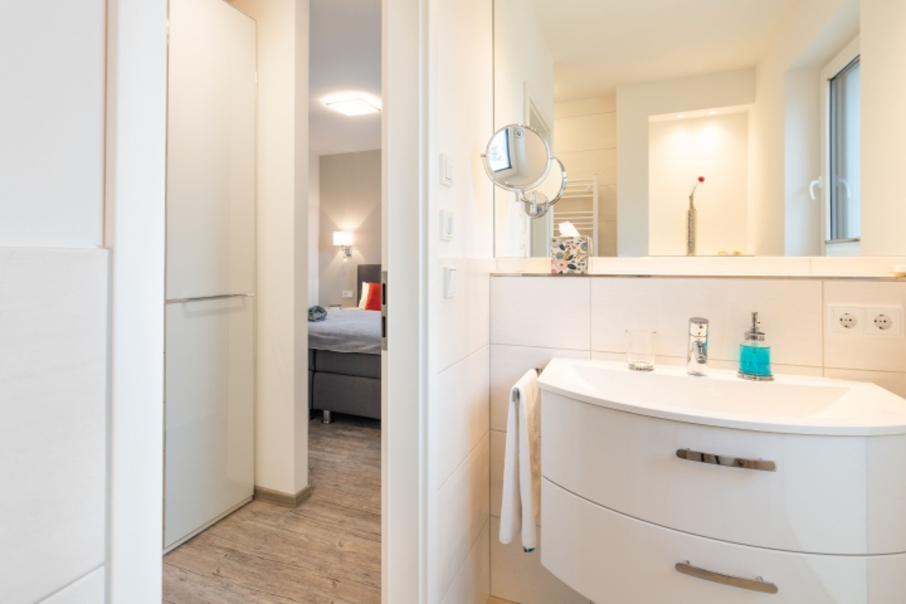 Badezimmer en Suite mit begehbarer Dusche