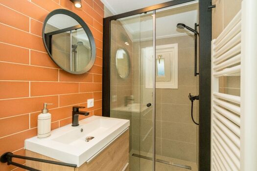 2. Badzimmer mit Dusche und Wasbecken