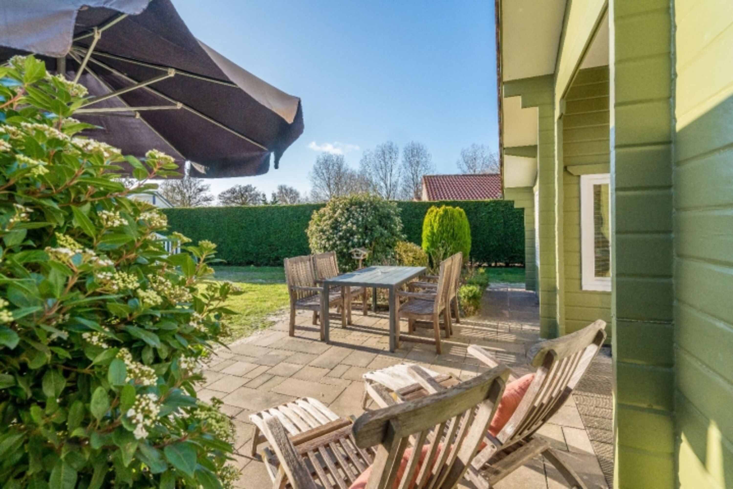Die sonnige Terrasse mit Gartengruppe und Grill